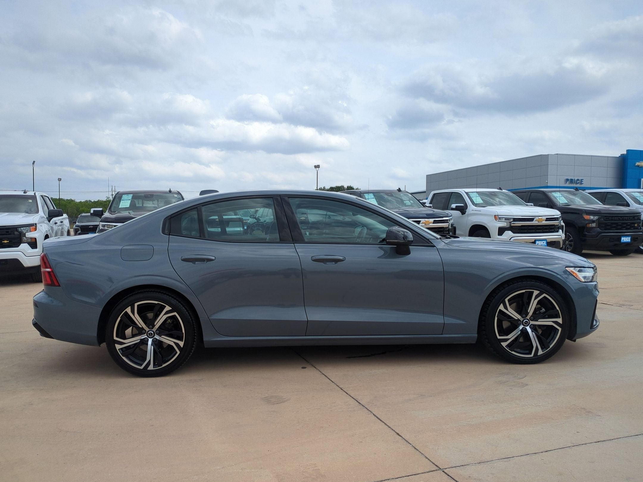 2024 Volvo S60 Core Dark Theme