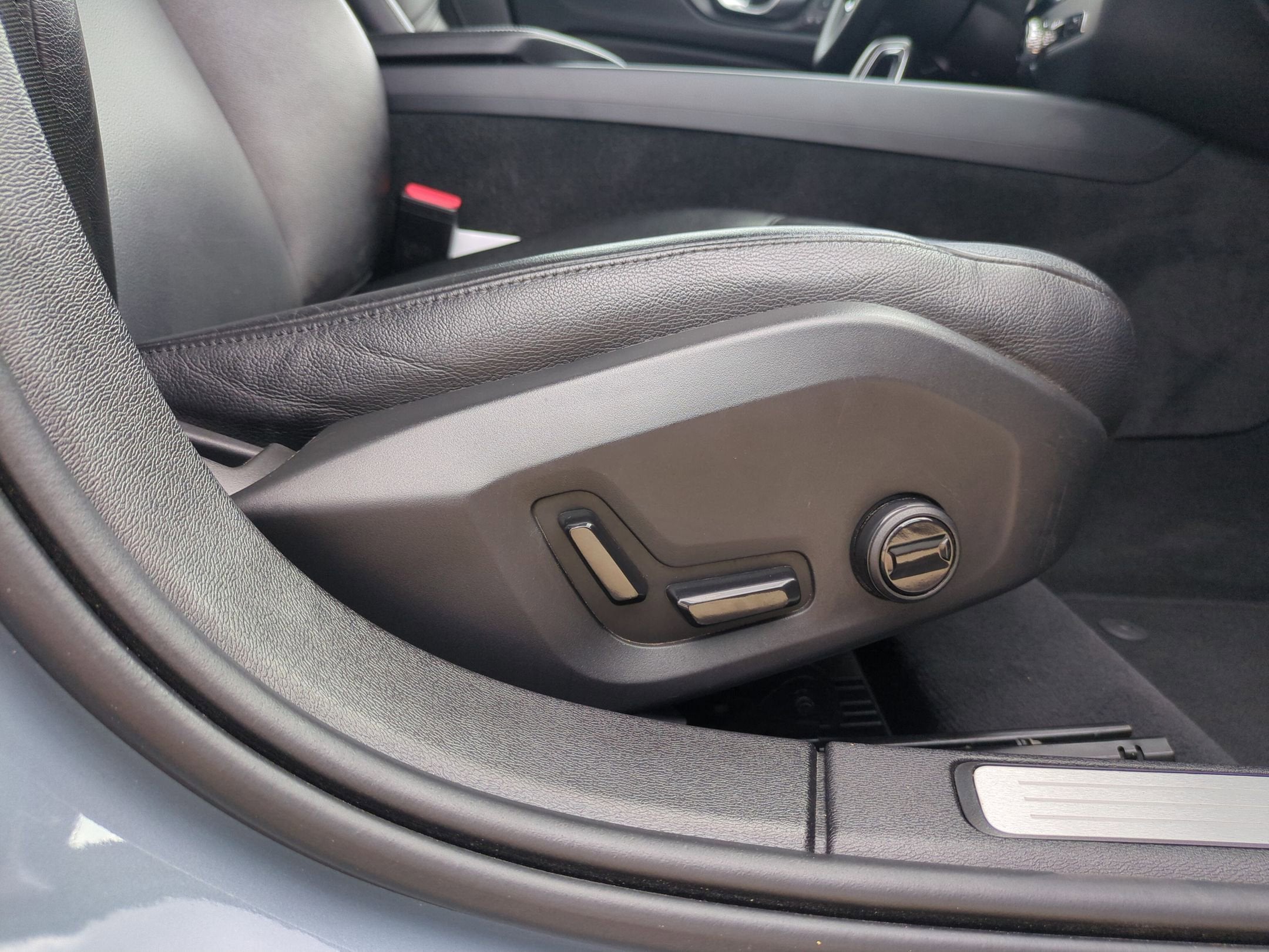 2024 Volvo S60 Core Dark Theme